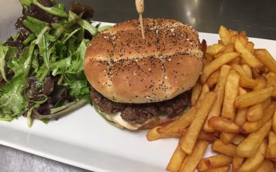 Le Burger du Moment : pain sarrazin/pavot, sauce au Bleu du Vercors, tomate fraîche, Charolais 180 gr, frites fraîches et salade : 15 €